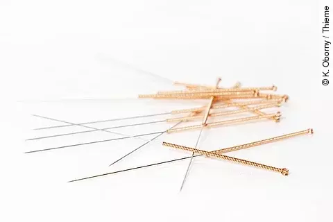 Akupunkturnadeln auf weißem Hintergrund