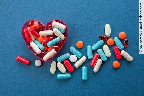 verschiedenfarbige Pillen auf blauem Hintergrundetten