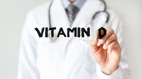Doctor writing word Vitamin d with marker, Medical concept Arzt schreibt Vitamin D mit einem Marker