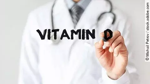 Arzt schreibt Vitamin D mit einem Marker
