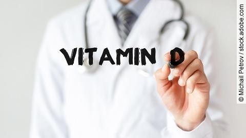 Arzt schreibt Vitamin D mit einem Marker
