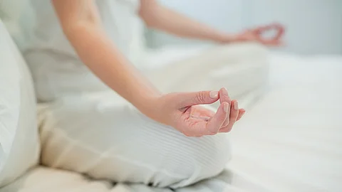 Frau im Lotussitz in Meditation