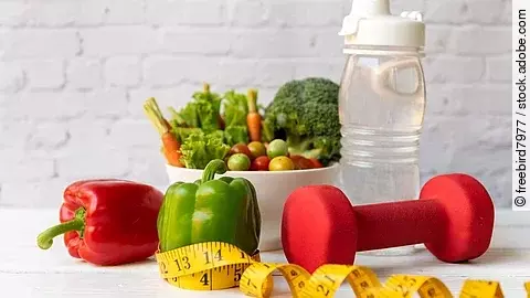 Symbolbild Gesunder Lebensstil: Gemüse, Hantel, Maßband