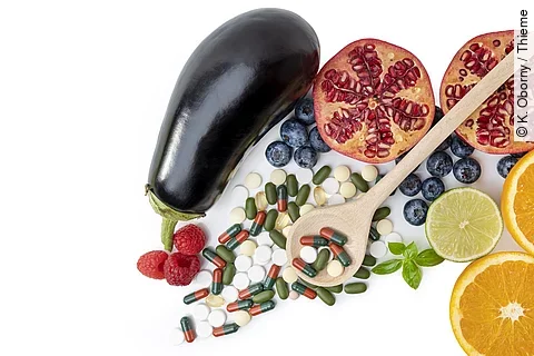 Obst, Gemüse und bunte Pillen