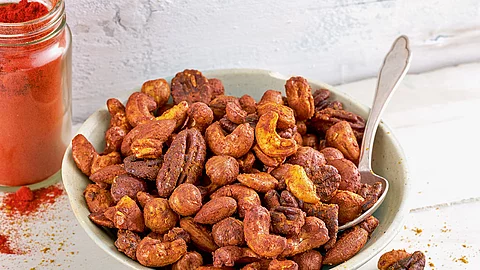 Nüsse mit Curry-Paprika- Hülle