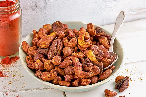 Nüsse mit Curry-Paprika- Hülle