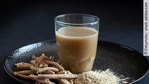 Getränk aus Ashwagandha-Wurzel mit Wurzeln und Churna (Pflanzenmehl).