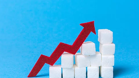 Treppe aus Würfelzucker mit rotem Pfeil nach oben