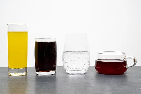 4 Gläser mit Limo, Cola, Wasser und Tee
