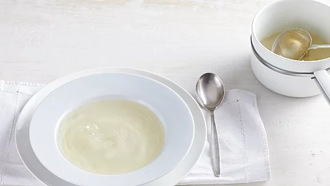 Teller mit Suppe, Terrine mit Fastenbrühe