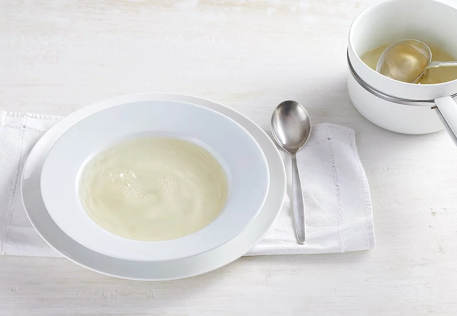 Teller mit Suppe, Terrine mit Fastenbrühe