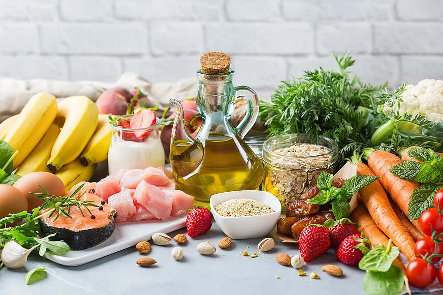 Lebensmittel der mediterranen Ernährung auf einem Tisch.