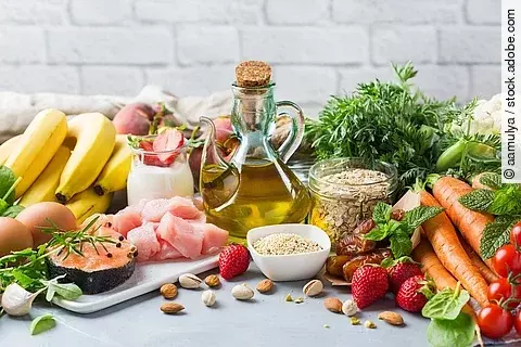 Lebensmittel der mediterranen Ernährung auf einem Tisch.