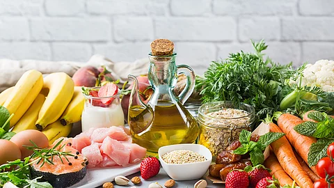 Lebensmittel der mediterranen Ernährung auf einem Tisch.