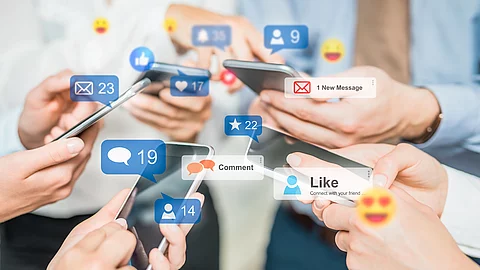 5 Hände tippen auf Handys. Darüber Sprechblasen mit Symbolen für Likes, Shares, Daumen hoch 5 Hände tippen auf Handys. Darüber Sprechblasen mit Symbolen für Likes, Shares, Daumen hoch