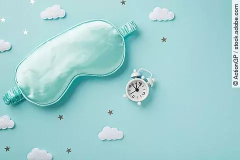 Schlafmuster, Wolken, Sterne und Wecker auf hellblauem Hintergrund.