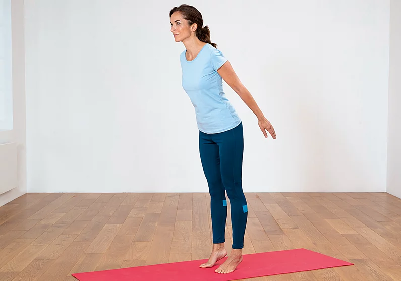 Frau steht auf den Zehen einer Matte