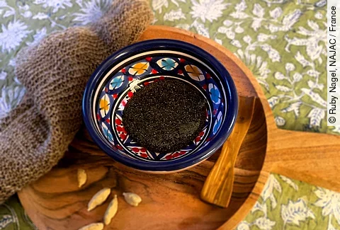 Mohn in einer Keramikschale