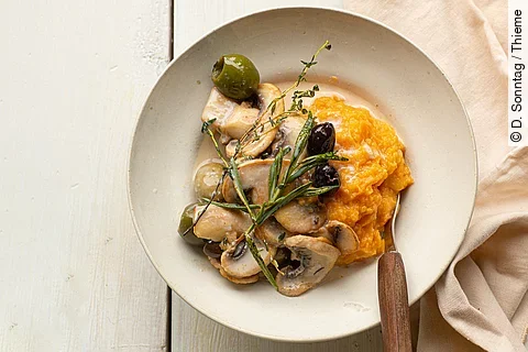 Süsskartoffelpüree an Pilzragout mit Oliven
