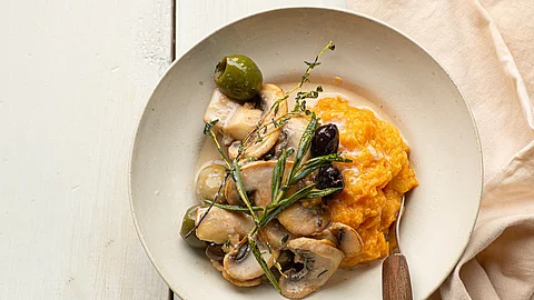 Süsskartoffelpüree an Pilzragout mit Oliven