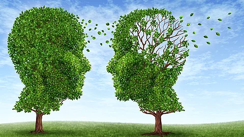 Living With Alzheimers Symbolbild Demenz: Baum in Kopfform mit ausfallenden Blättern