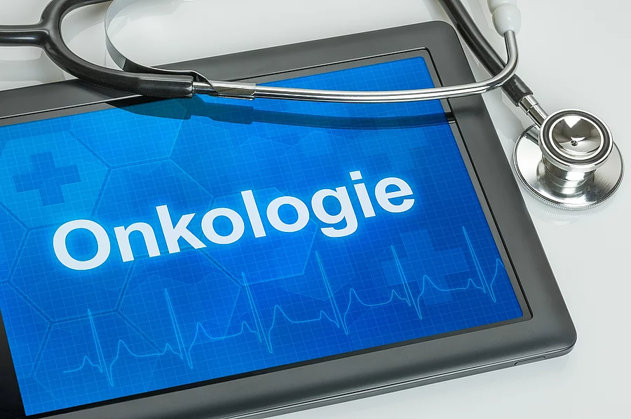 Ein Tablet mit dem Text "Onkologie" auf dem ein Stethoskop liegt