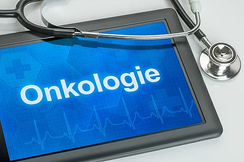 Ein Tablet mit dem Text "Onkologie" auf dem ein Stethoskop liegt