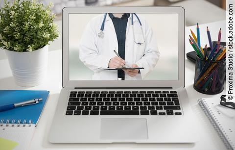 Telemedizin, Laptop: auf dem Bildschirm Arzt mit Stethoskop