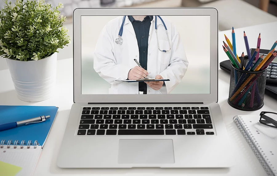 Doctor with a stethoscope. Telehealth conference. Arzt auf Computerbildschirm