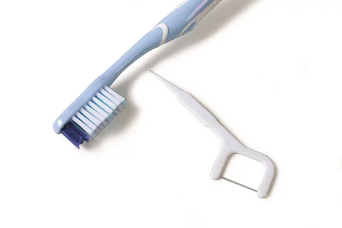 Zahnbürsten auf weißem Hintergrund