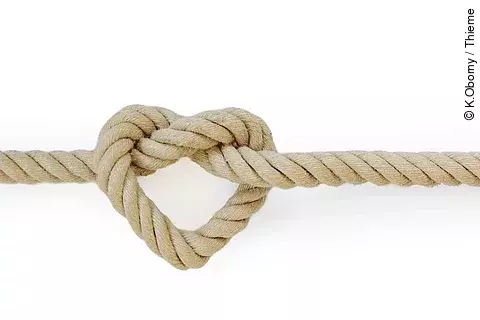 Seil, auf weißem Hintergrund, dass zu einem Herz zusammengeknotet ist.. 
