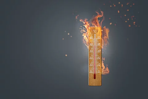 Thermometer, Hitze, 40 Grad, graue Hintergrund mit brennender Sonne 