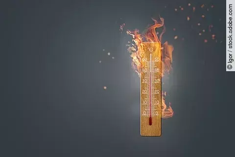 Thermometer, Hitze, 40 Grad, graue Hintergrund mit brennender Sonne 