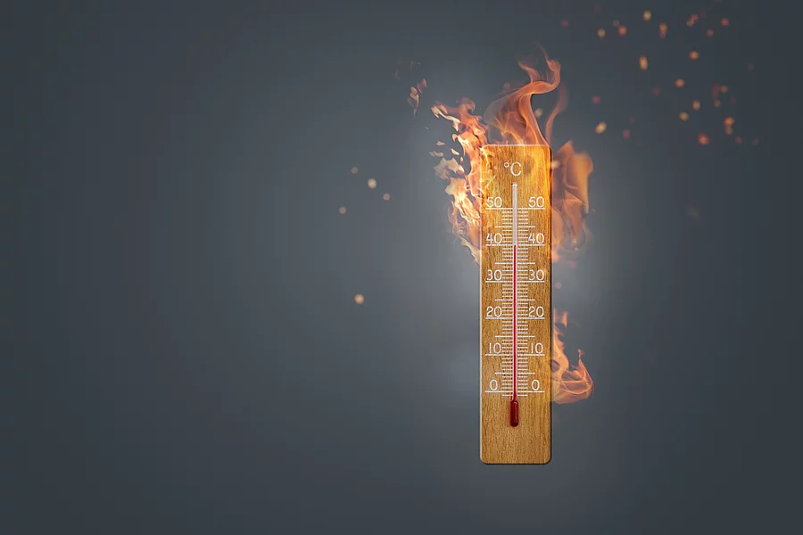 hot summer or heat wave, sky with with bright sun and thermometer Thermometer, Hitze, 40 Grad, graue Hintergrund mit brennender Sonne
