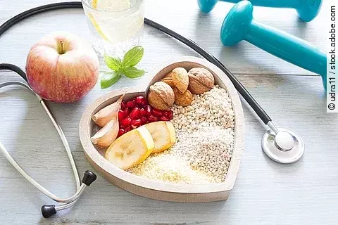 Herz, Stethoskop, Apfel, Hanteln, herzgesunde Ernährung