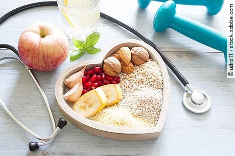 Herz, Stethoskop, Apfel, Hanteln, herzgesunde Ernährung