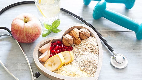 Herz, Stethoskop, Apfel, Hanteln, herzgesunde Ernährung