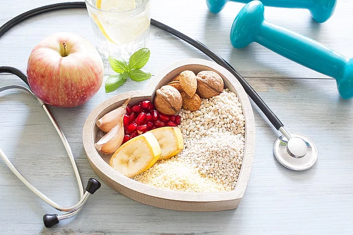 Herz, Stethoskop, Apfel, Hanteln, herzgesunde Ernährung