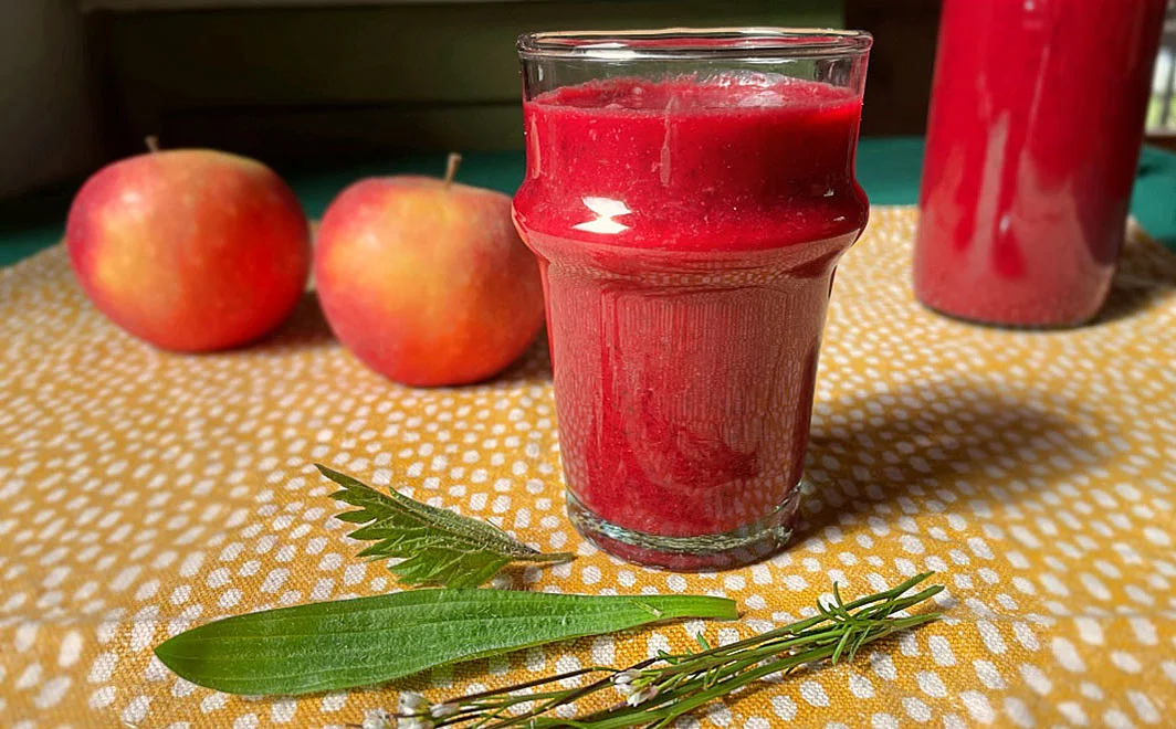 Roter Smoothie mit Wildkräutern