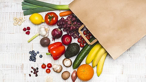 Papiertüte mit verschiedenem Gemüse und Obst