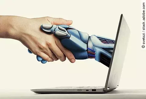 Handschlag einer KI-Hand aus Laptop heraus 