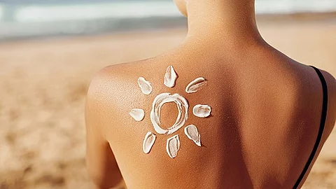Rücken mit einer Sonne aus Sonnencreme.