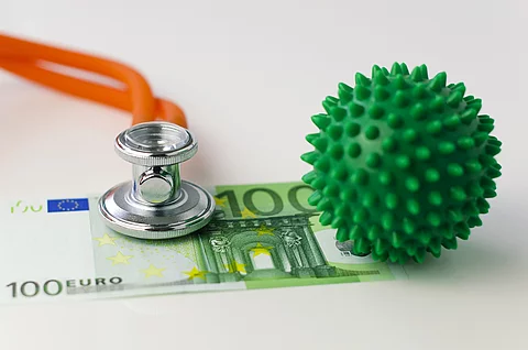 Igelball, 100-Euro-Schein und Stethoskop