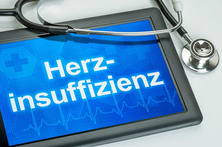 Tablet mit Schriftzug "Herzinsuffizienz" und ein Stethoskop