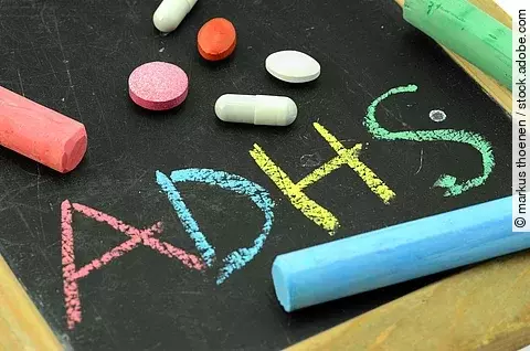 Tafel, darauf in bunten Buchstaben ADHS geschrieben