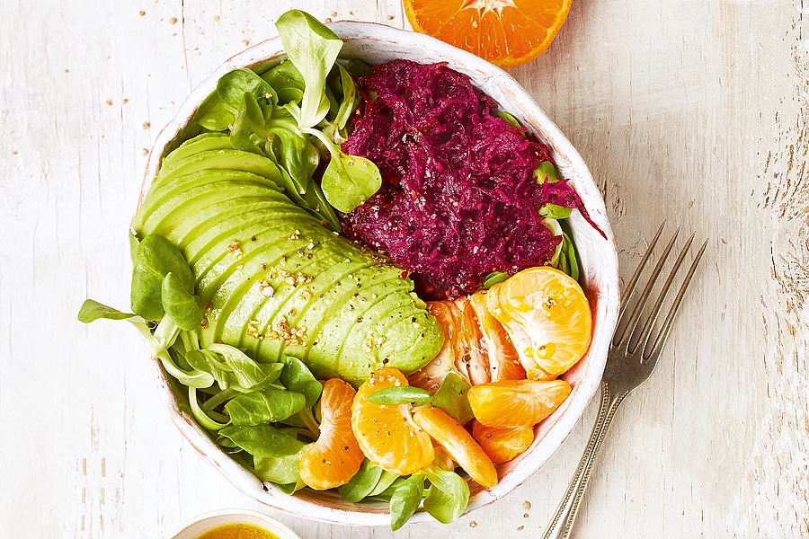 Rote-Bete-Bowl mit Feldsalat und Avocado