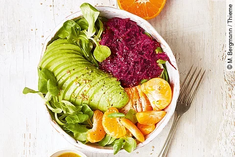 Rote-Bete-Bowl mit Feldsalat und Avocado