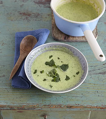 Grüne Kartoffelsuppe in einem tiefen Teller angerichtet.