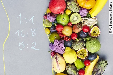 rechts Obst und Gemüse, links mit Kreide geschrieben Intervallfastenformen: 16:8, 5:2