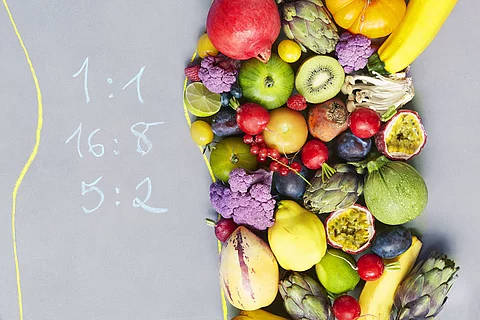 rechts Obst und Gemüse, links mit Kreide geschrieben Intervallfastenformen: 16:8, 5:2